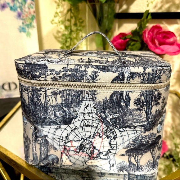 Dior vanity makeup case cosmetic case travel case, with mirror & protective film - Picture 6 of 7